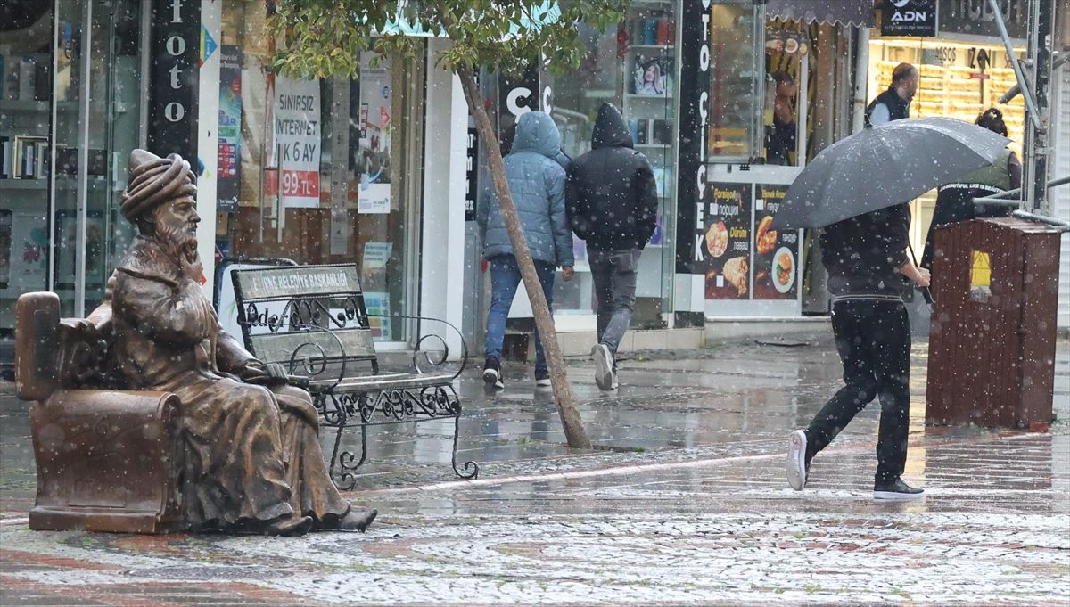 Edirne'de aralıklarla etkili olan sağanak hayatı olumsuz etkiliyor.