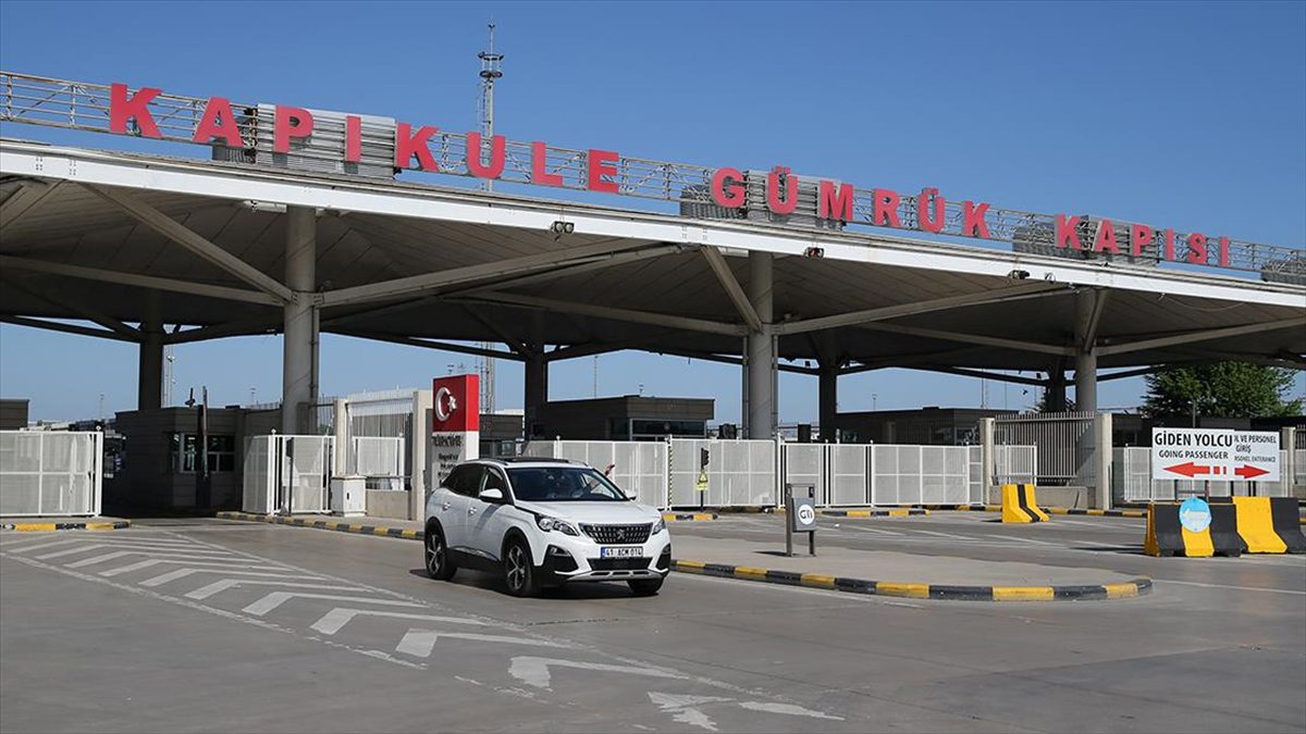 Bayram tatilini yurt dışında geçirmek isteyen vatandaşların Edirne'den Avrupa'ya açılan