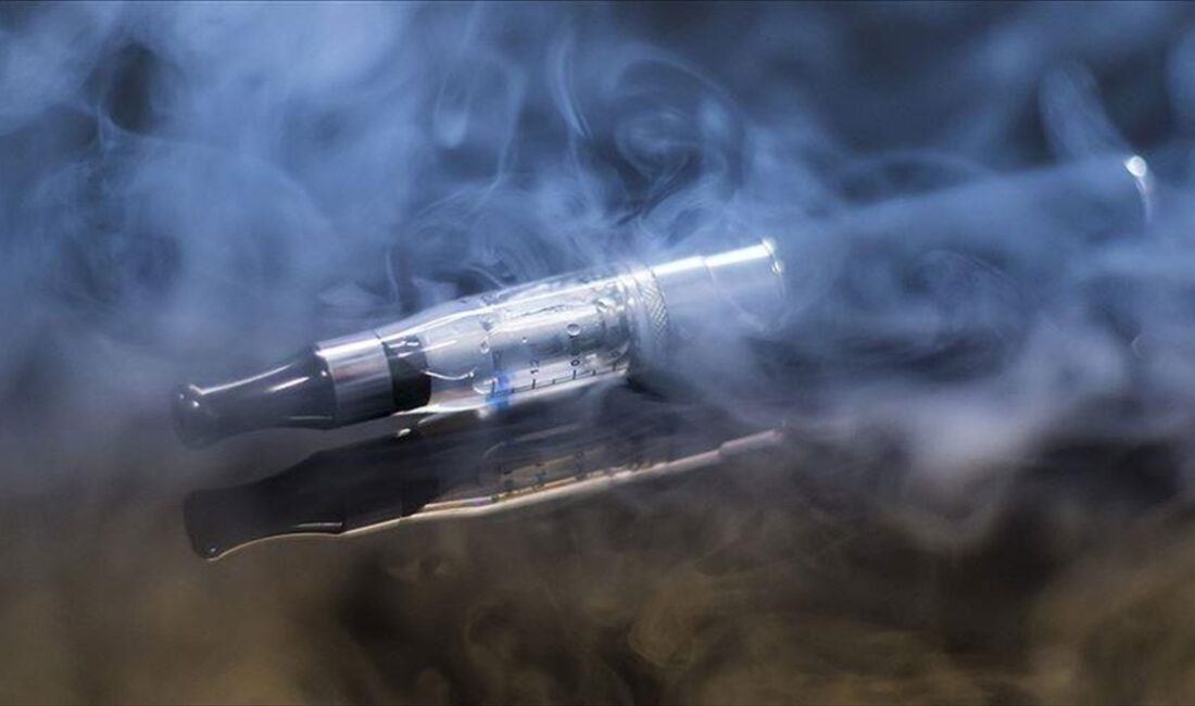 ABD'de yapılan bir araştırmada, elektronik sigara kullanan ergenlik çağındaki gençler,