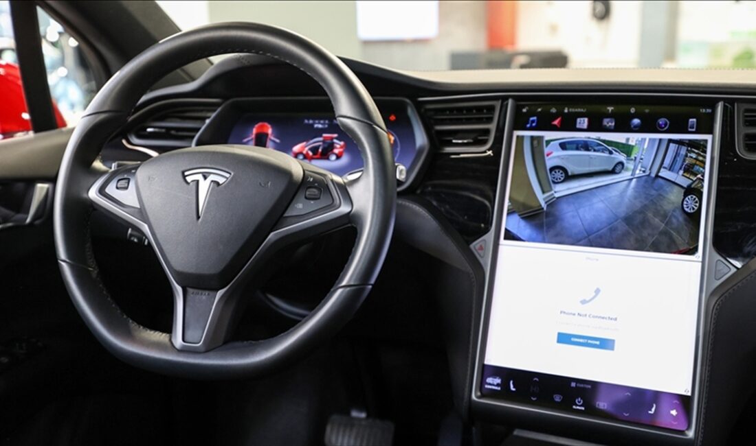 ABD'li elektrikli araç üreticisi Tesla'nın sahibi Elon Musk, otopilot teknolojisinin