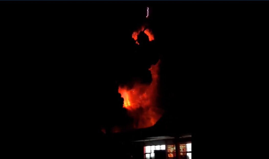 Endonezya'nın kuzeyinde bulunan Ruang Yanardağı'ndaki volkanik patlama nedeniyle bölgede yaşayan