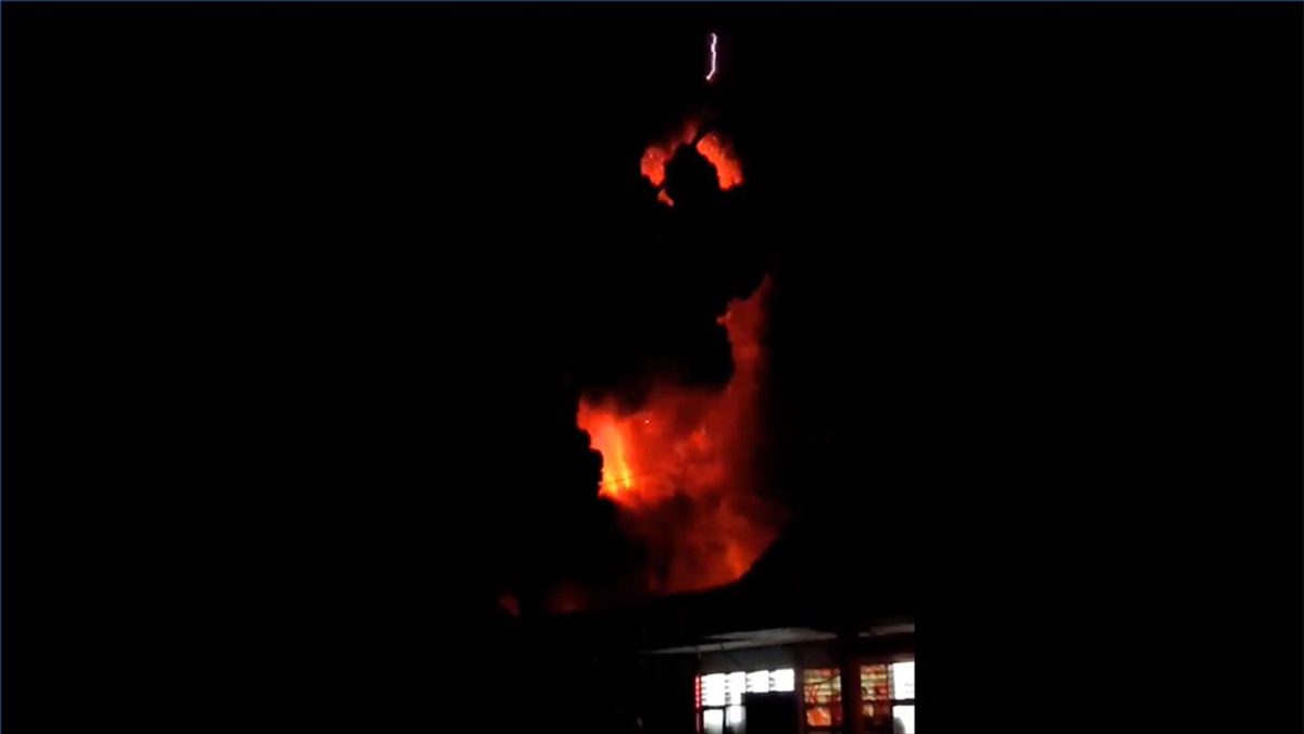 Endonezya'nın kuzeyinde bulunan Ruang Yanardağı'ndaki volkanik patlama nedeniyle bölgede yaşayan