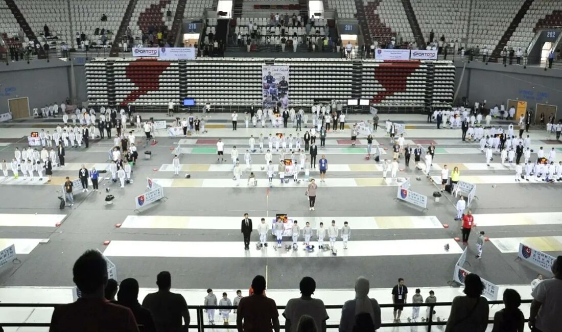 ANTALYA (AA) – Eskrimde Uluslararası Çocuk Kupası, Antalya'da başladı. Arena