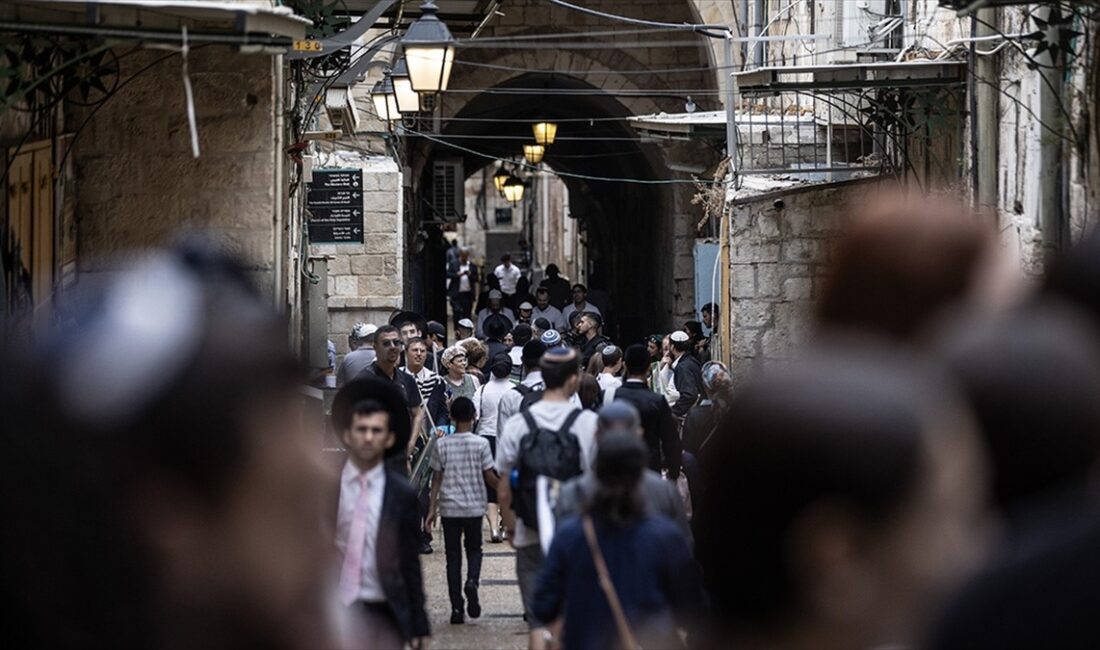 Fanatik Yahudi yerleşimciler, işgal altındaki Doğu Kudüs'teki Mescid-i Aksa'ya İsrail