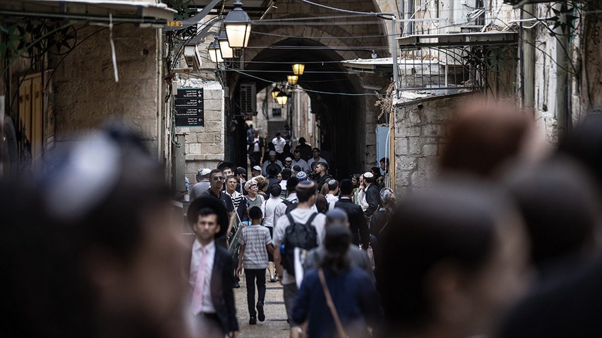 Fanatik Yahudi yerleşimciler, işgal altındaki Doğu Kudüs'teki Mescid-i Aksa'ya İsrail