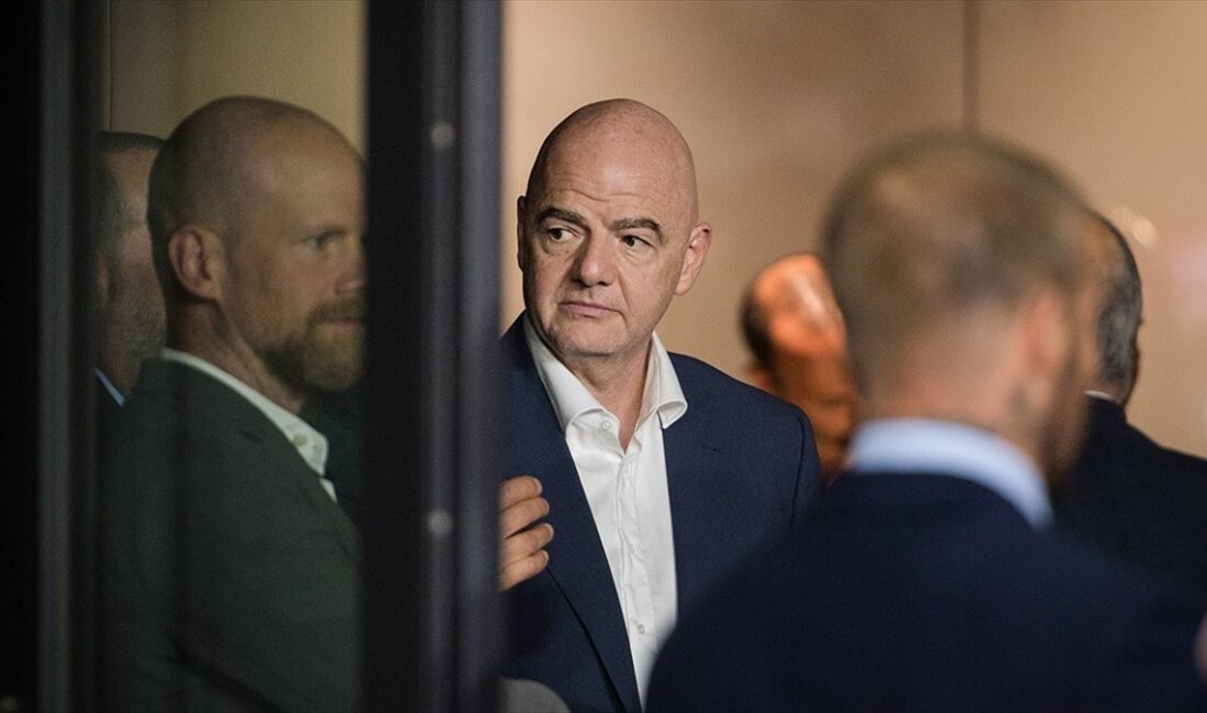 Uluslararası Futbol Federasyonları Birliği (FIFA) Başkanı Gianni Infantino, menajerlerin transferlerden