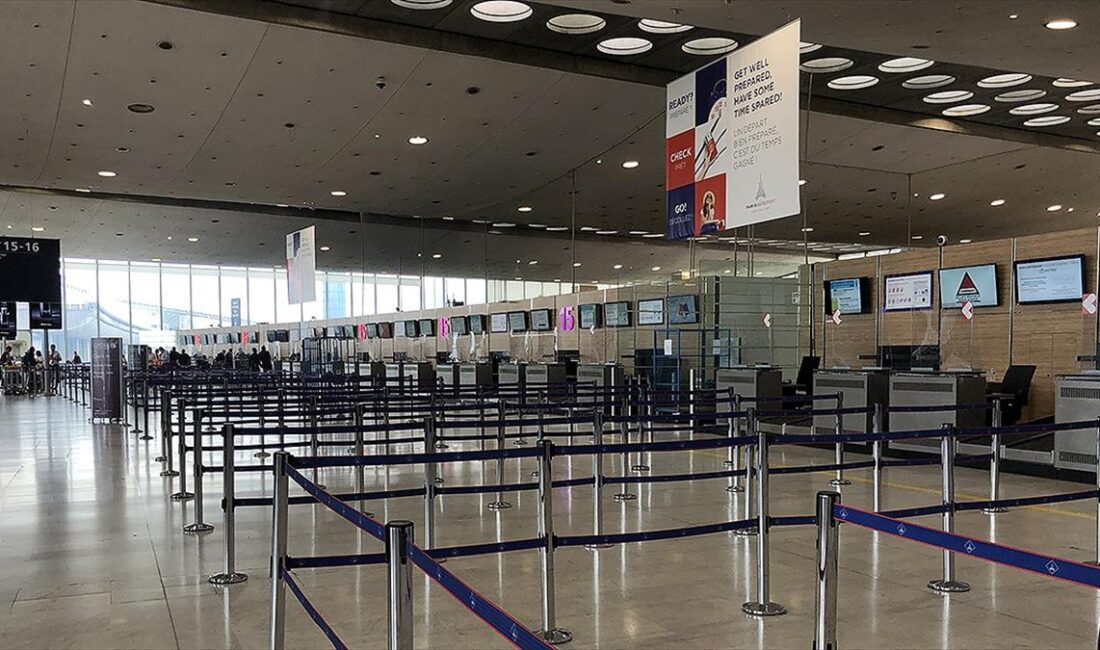 Fransa'daki bazı havalimanlarında çalışanların greve gitmesi nedeniyle yarınki uçuşlarda iptaller