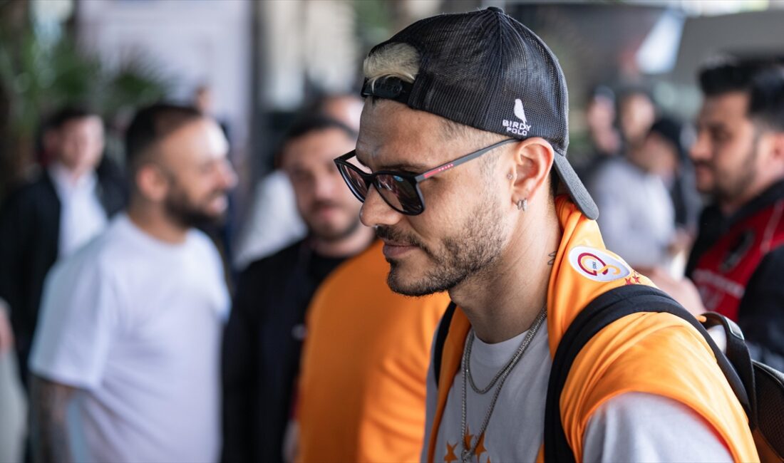 Turkcell Süper Kupa'da yarın Fenerbahçe ile karşılaşacak Galatasaray, Şanlıurfa'ya gitti.