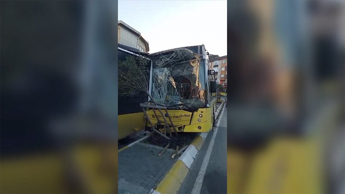 İSTANBUL (AA) – Merkez Mahallesi’ndeki durak peronlara yanaşan ve içinde