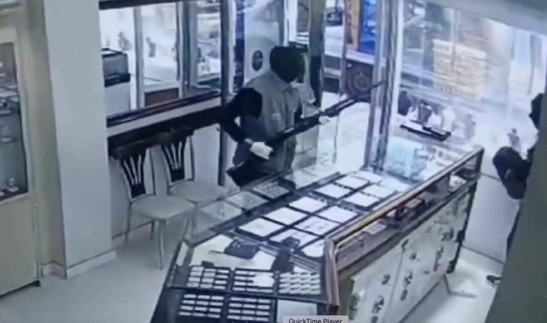 Giresun'un Bulancak ilçesindeki bir kuyumcu, silahlı ve maskeli iki kişi