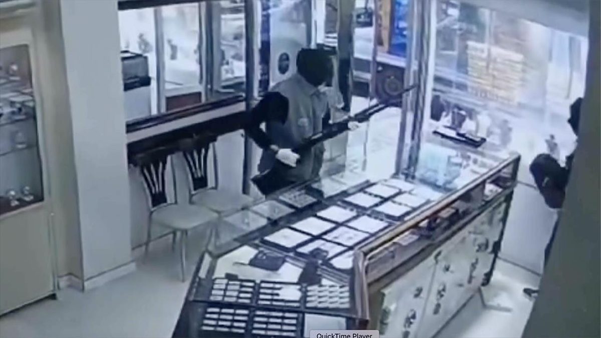 Giresun'un Bulancak ilçesindeki bir kuyumcu, silahlı ve maskeli iki kişi