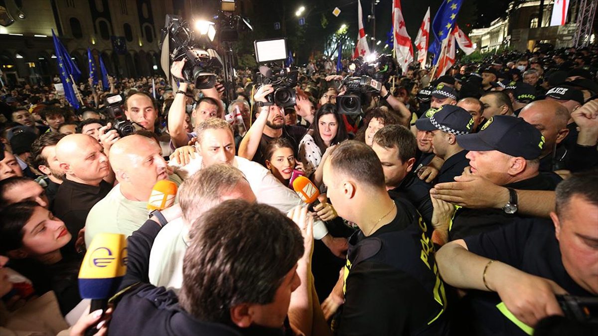 Gürcistan'da, "yabancı etkinin şeffaflığı" konulu yasa tasarısı karşıtı gösteride, güvenlik
