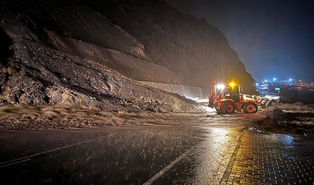 Hakkari-Van kara yolu, 3 noktada meydana gelen heyelan nedeniyle kapandı,