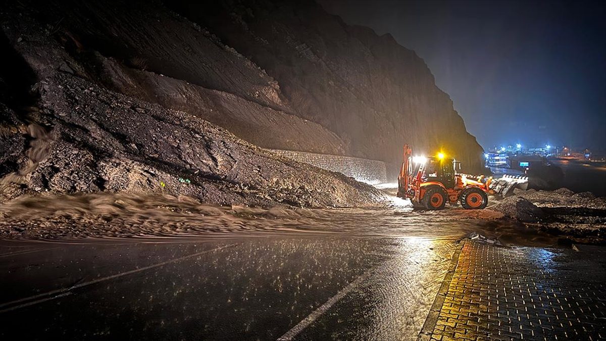 Hakkari-Van kara yolu, 3 noktada meydana gelen heyelan nedeniyle kapandı,