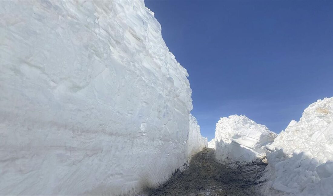 Hakkari'nin Yüksekova ilçesinde yer yer 9 metre karın bulunduğu üs