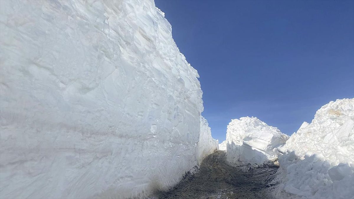 Hakkari'nin Yüksekova ilçesinde yer yer 9 metre karın bulunduğu üs