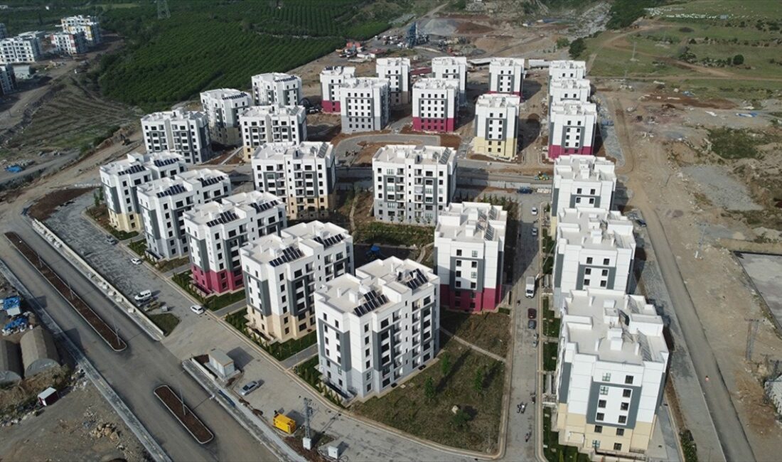 Hatay'ın Payas ilçesinde, depremlerde evini kaybeden afetzedeler, TOKİ tarafından yapımı