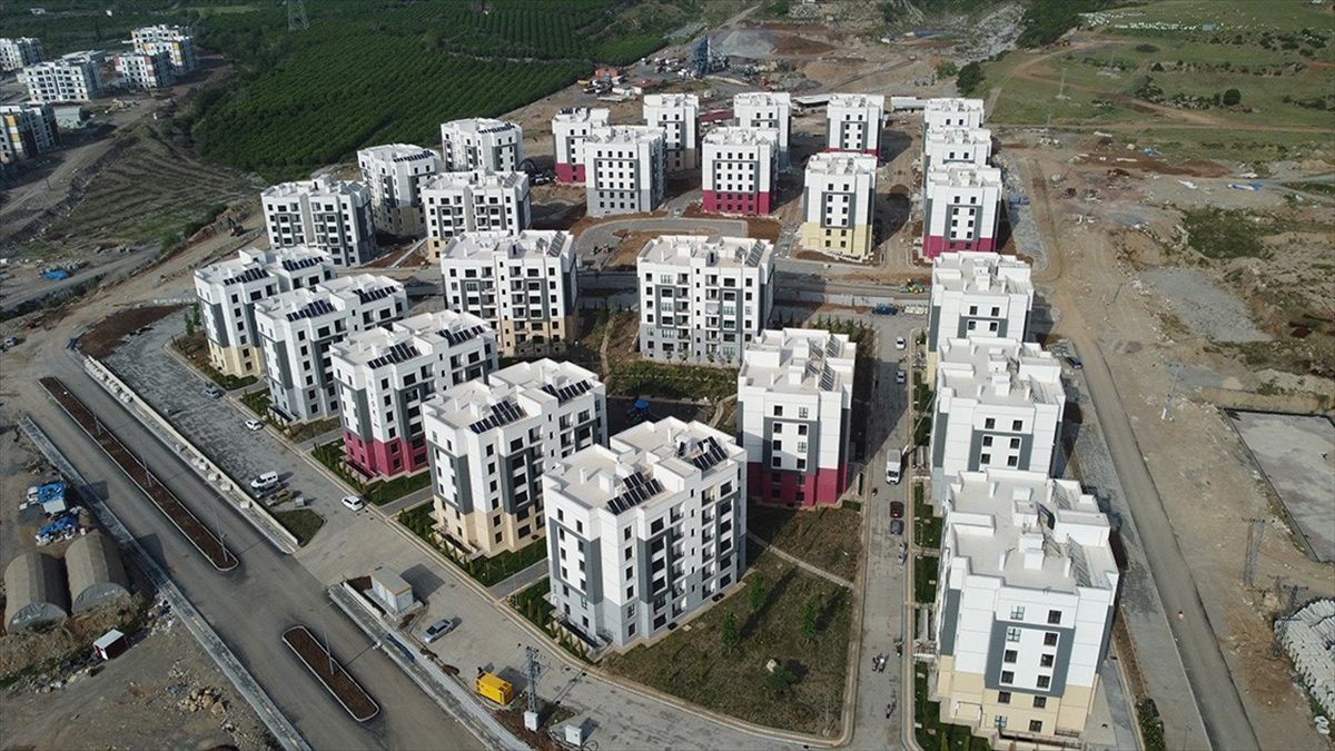 Hatay'ın Payas ilçesinde, depremlerde evini kaybeden afetzedeler, TOKİ tarafından yapımı