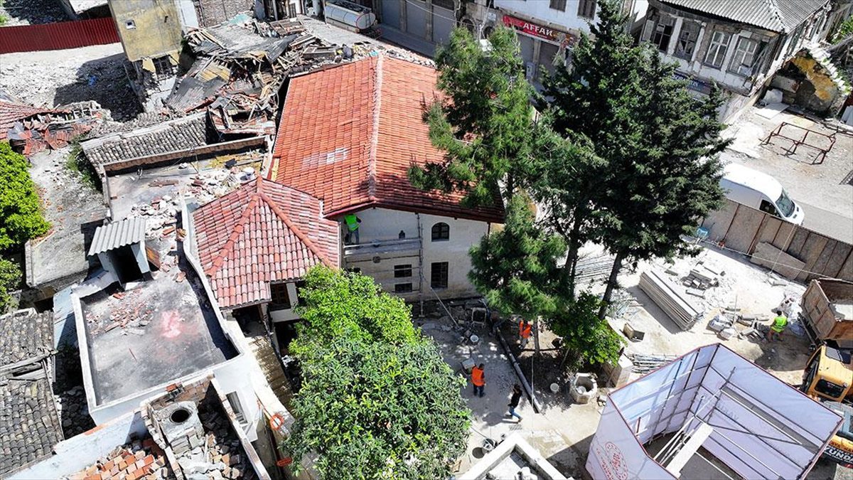 Hatay'da, 6 Şubat 2023'teki depremlerde zarar gören ve restorasyonuna başlanılan