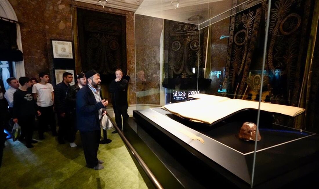 Hazreti Muhammed'in vasiyeti üzerine Veysel Karani'ye bırakılan kutsal emanetlerden Hırka-i