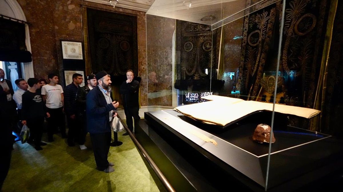 Hazreti Muhammed'in vasiyeti üzerine Veysel Karani'ye bırakılan kutsal emanetlerden Hırka-i