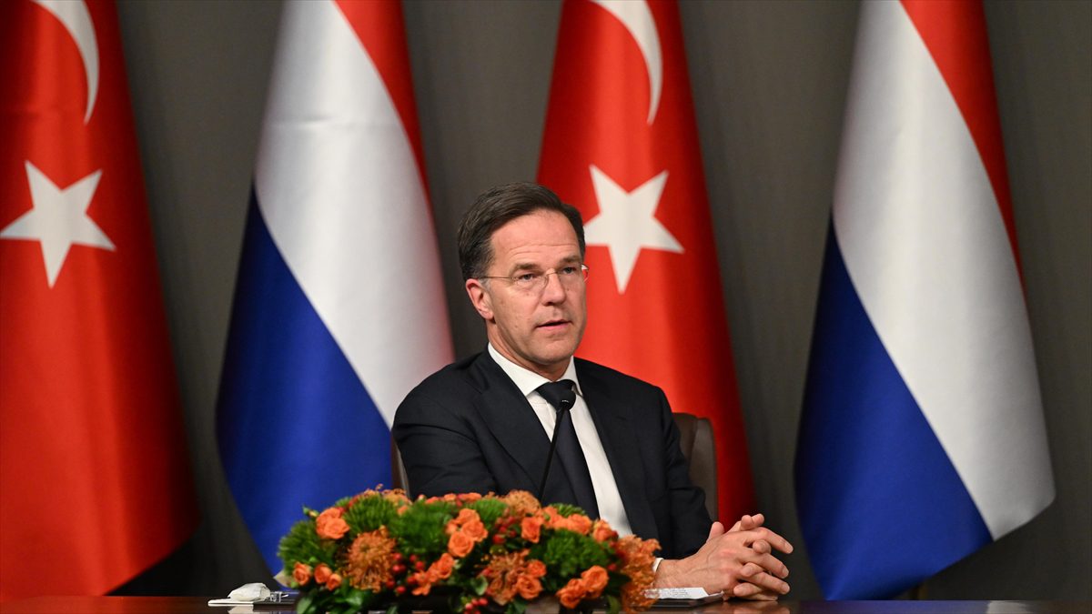 Hollanda Başbakanı Mark Rutte, NATO'nun güney kanadının Türkiye'ye ve Türkiye'nin