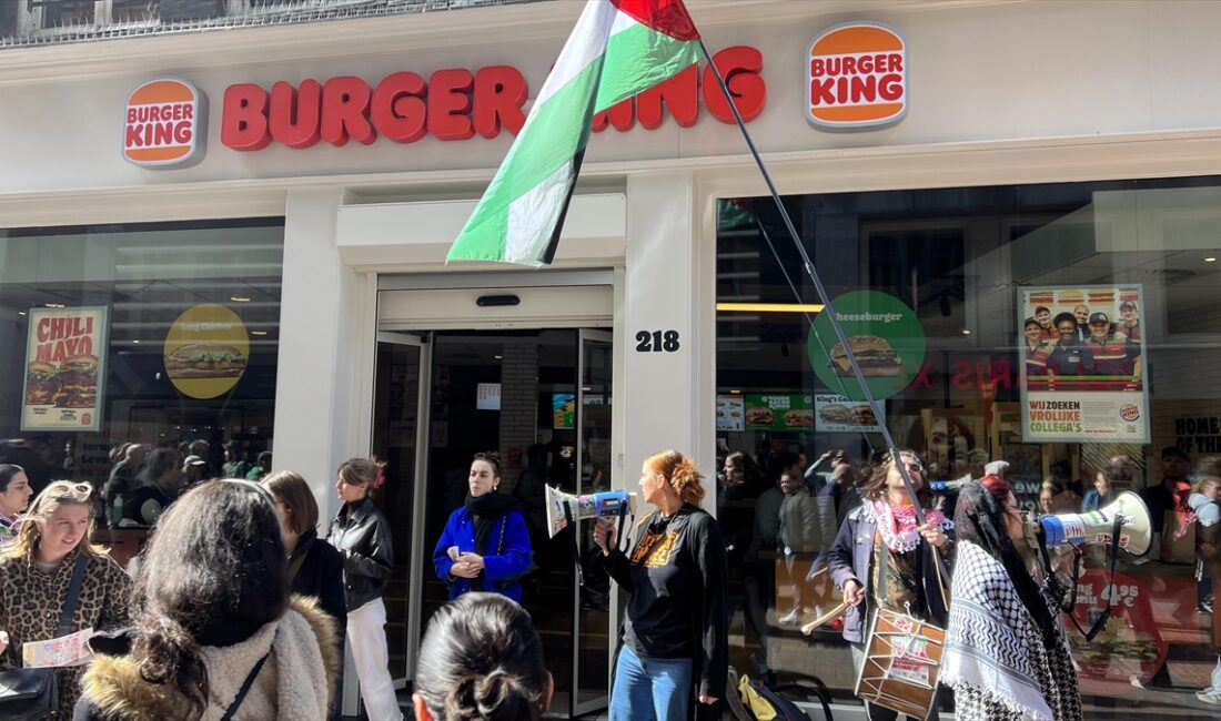 AMSTERDAM (AA) – Ellerinde Filistin bayrakları ve megafonlar taşıyan grup,