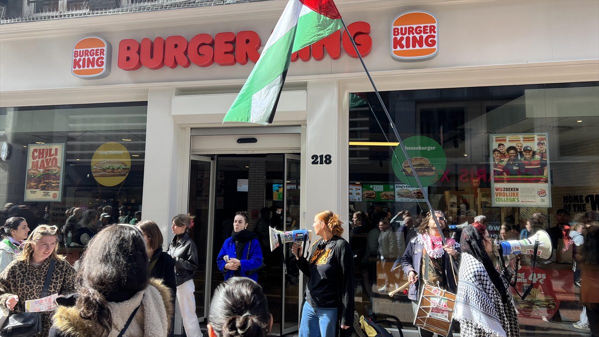 AMSTERDAM (AA) – Ellerinde Filistin bayrakları ve megafonlar taşıyan grup,