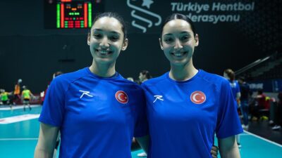 A2 Milli Kadın Hentbol Takımı'nın ikizleri Sinem ile Gizem Yapıcı,