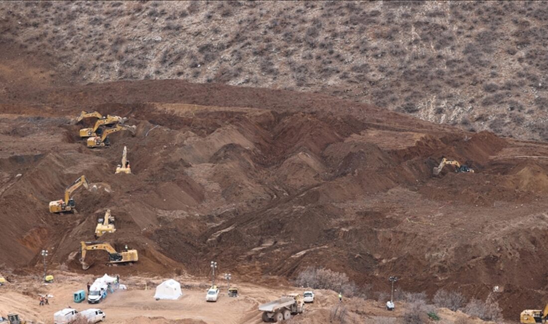 Enerji ve Tabii Kaynaklar Bakanı Alparslan Bayraktar, Erzincan'ın İliç ilçesinde