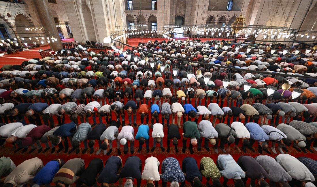Bayram namazı Ankara'da 06.49, İstanbul'da 07.04, İzmir'de 07.13, Çanakkale'de 07.15,