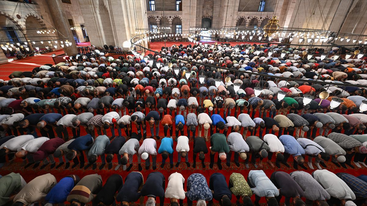 Bayram namazı Ankara'da 06.49, İstanbul'da 07.04, İzmir'de 07.13, Çanakkale'de 07.15,