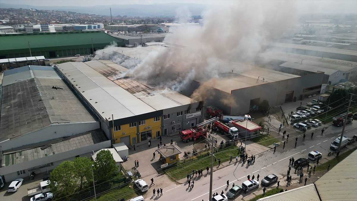 Bursa'nın İnegöl ilçesinde bir mobilya fabrikasında çıkan yangın, ekiplerin çalışması