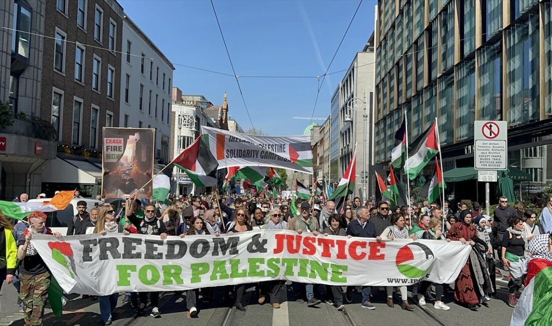 DUBLIN (AA) – Filistin ve İrlanda bayrakları taşıyan göstericiler, buradan