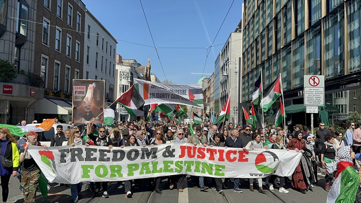 DUBLIN (AA) – Filistin ve İrlanda bayrakları taşıyan göstericiler, buradan