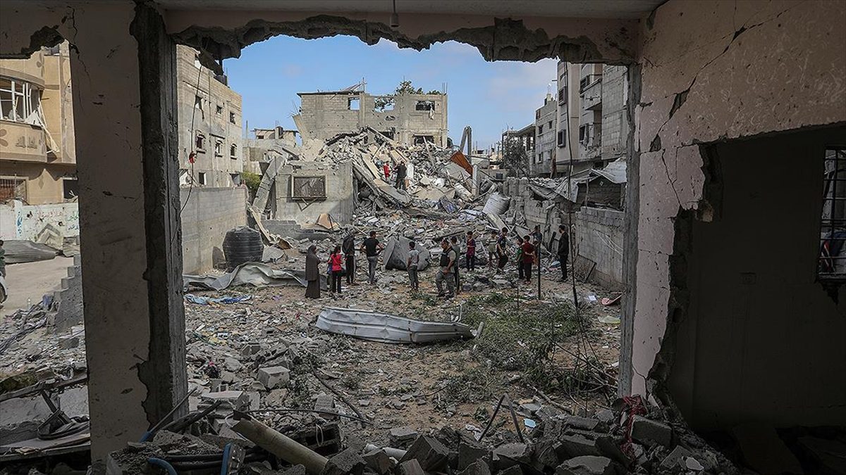 İsrail savaş uçakları Refah’ta sivillerin yaşadığı evi vurdu, 4 kişi öldü