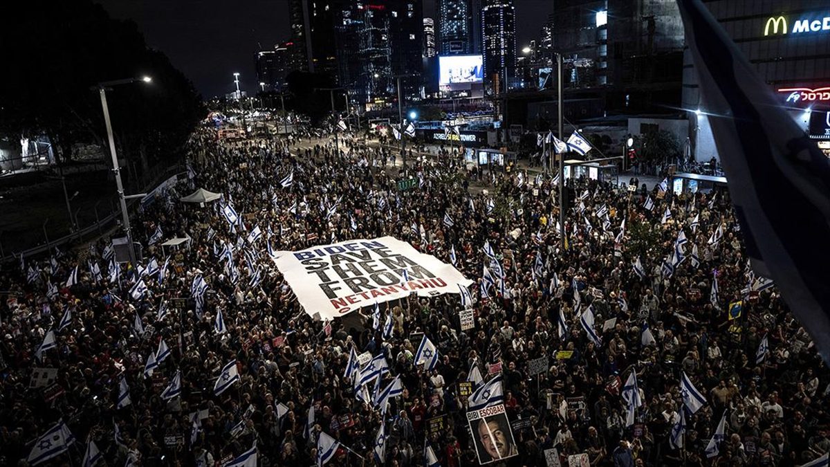 Tel Aviv'de binlerce İsrailli, Gazze'ye saldırılar devam ederken Başbakan Binyamin
