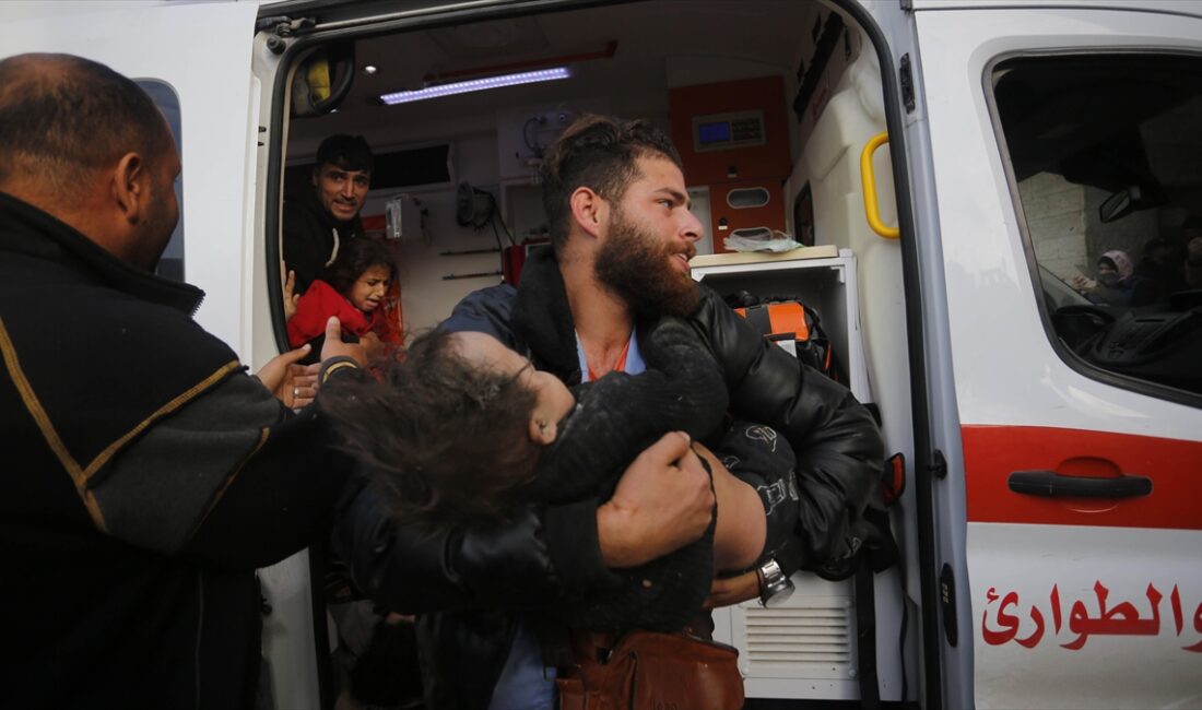 İsrail savaş uçaklarının Gazze Şeridi'nin orta kesimindeki El-Megazi Mülteci Kampı