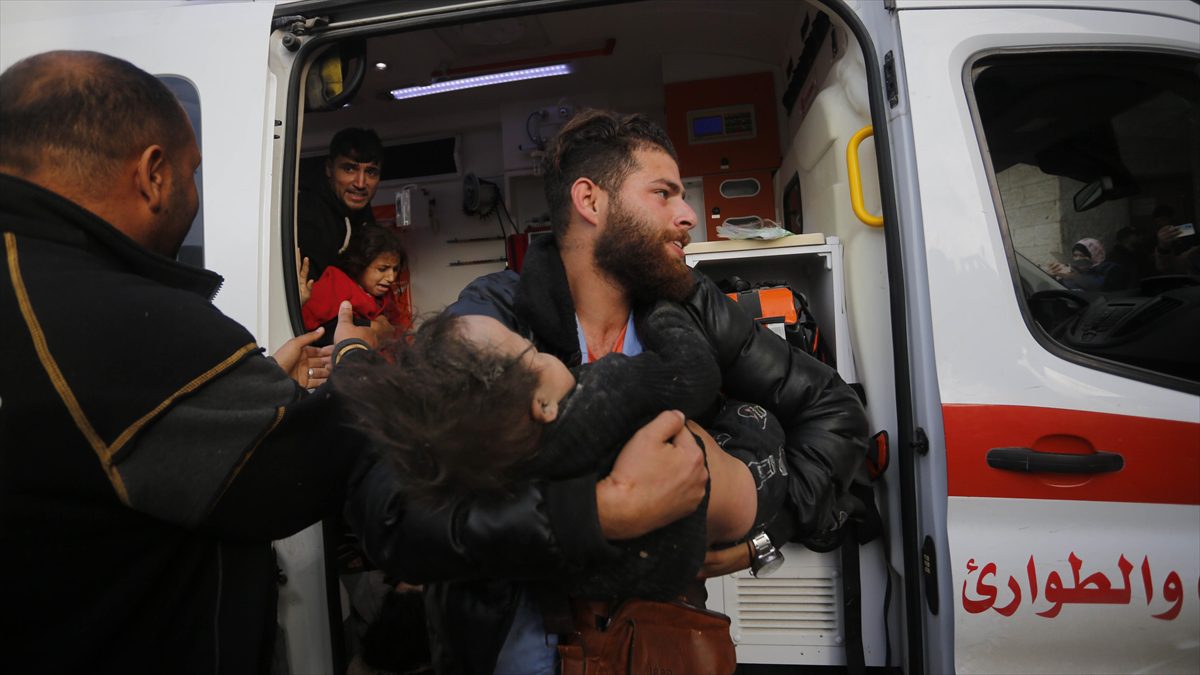 İsrail savaş uçaklarının Gazze Şeridi'nin orta kesimindeki El-Megazi Mülteci Kampı