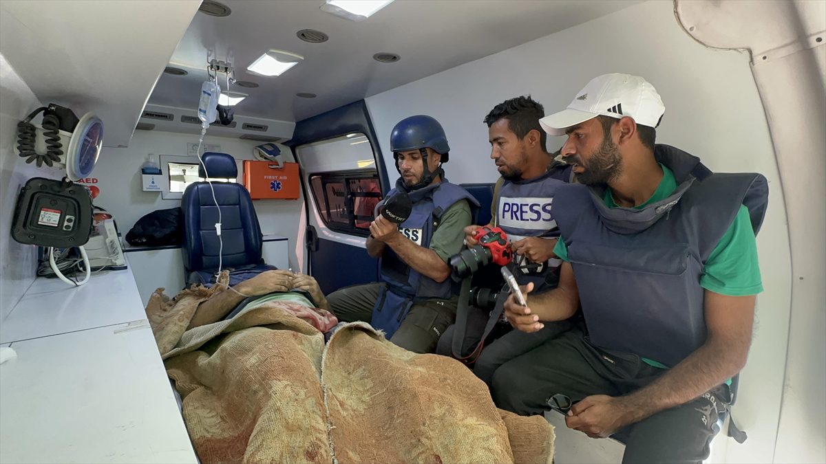 İsrail ordusunun Gazze Şeridi'ndeki Nusayrat Mülteci Kampı'nı bombalaması sonucu aralarında