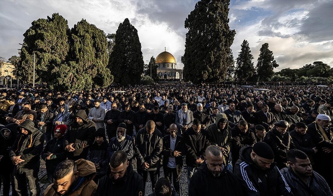 İsrail'in kısıtlamalarına rağmen Ramazan Bayramı namazını 60 bin Müslüman işgal