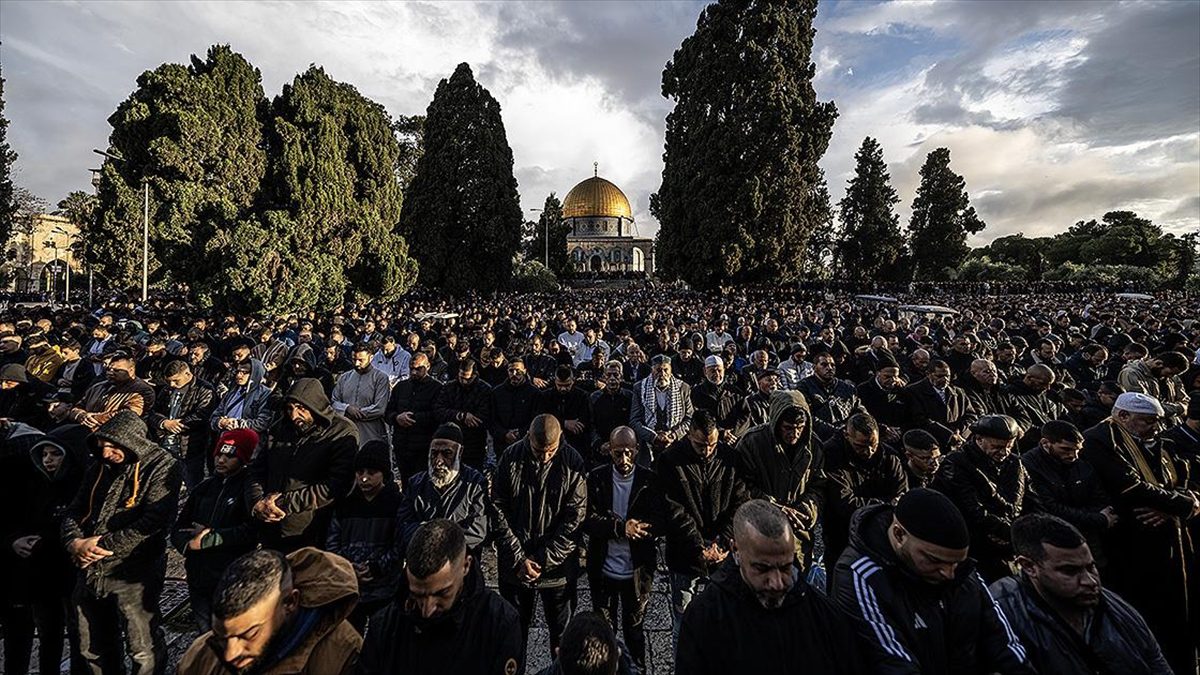 İsrail'in kısıtlamalarına rağmen Ramazan Bayramı namazını 60 bin Müslüman işgal