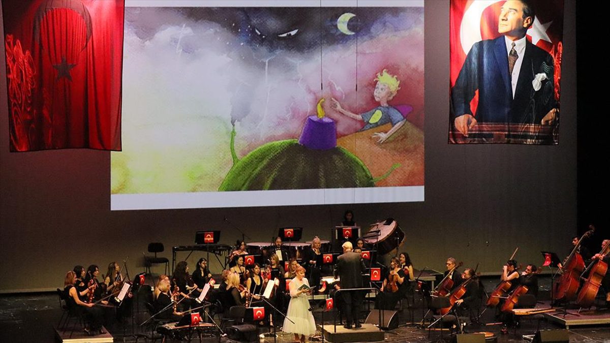 İSTANBUL (AA) – Atatürk Kültür Merkezi’ndeki (AKM) konserde, şef Howard