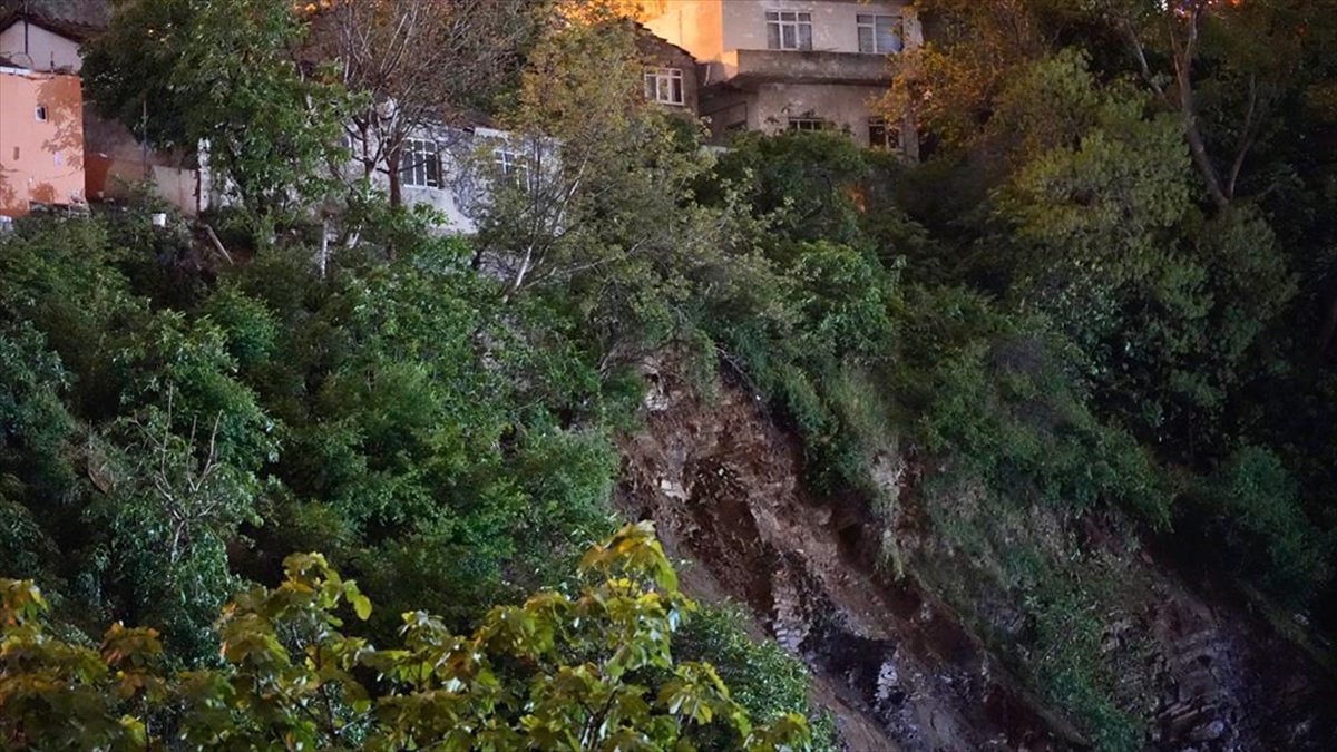 İstanbul Valisi Davut Gül, Gaziosmanpaşa'da toprak kaymasından etkilenen evlere ilişkin,