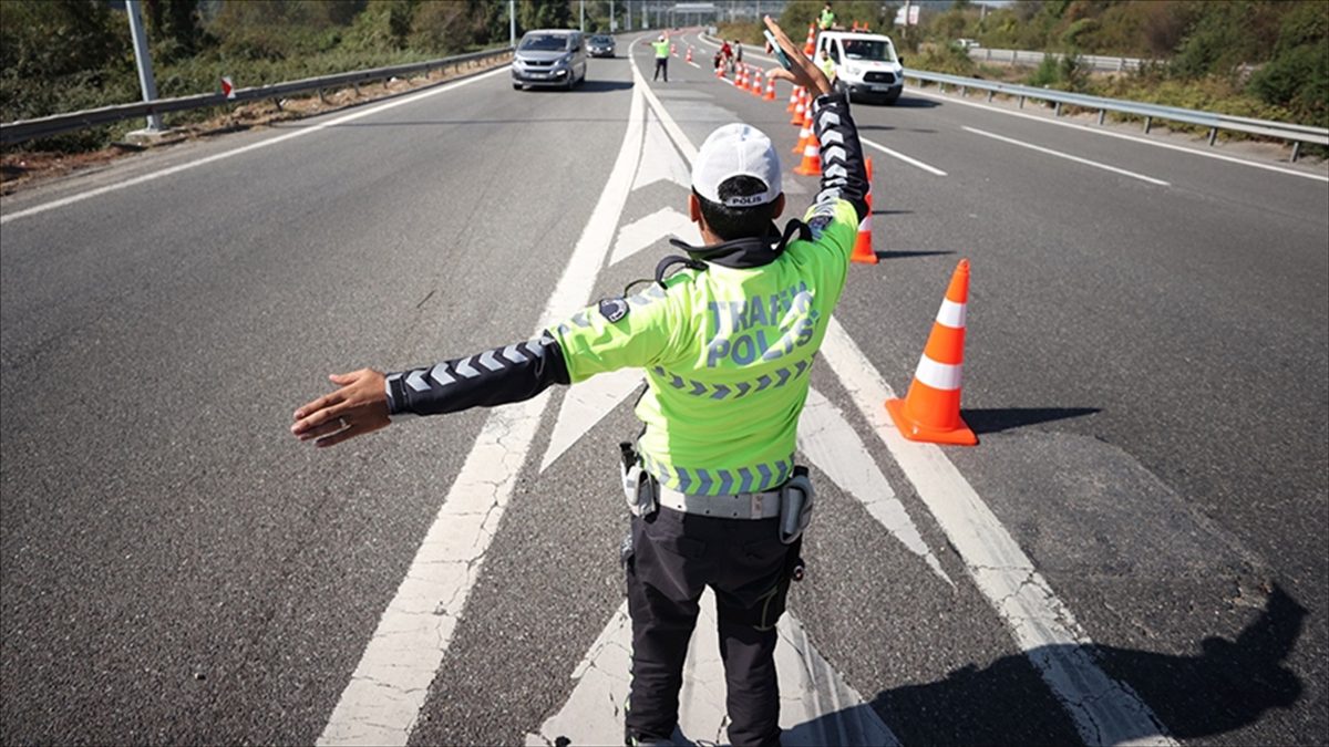 İSTANBUL (AA) – İstanbul Emniyet Müdürlüğü’nden yapılan açıklamaya göre, Trafik
