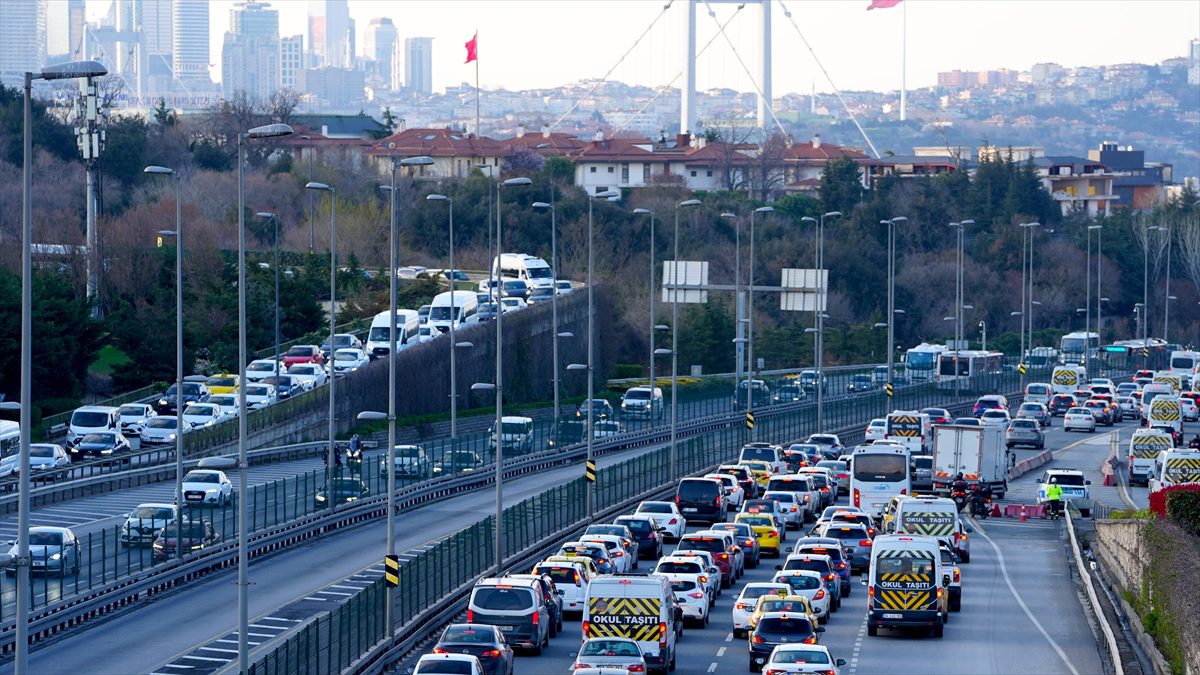 İstanbul'da Ramazan Bayramı öncesinde kent genelinde trafik yoğunluğu yaşanıyor.