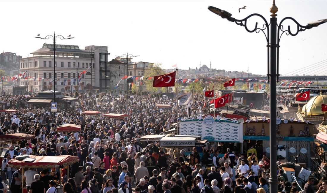 İstanbul'da Ramazan Bayramı ve güneşli havayı fırsat bilerek aileleriyle gezmeye