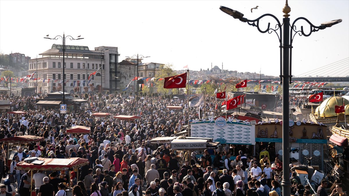 İstanbul'da Ramazan Bayramı ve güneşli havayı fırsat bilerek aileleriyle gezmeye