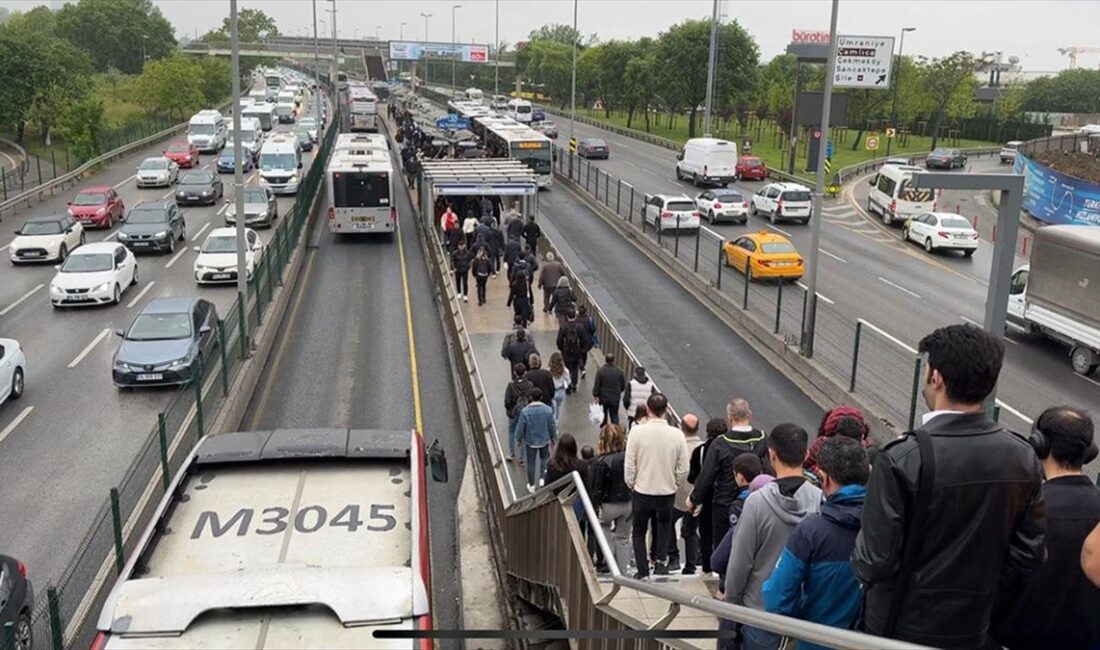 İstanbul'un bazı bölgelerinde haftanın ilk iş günü yağmurun da etkisiyle