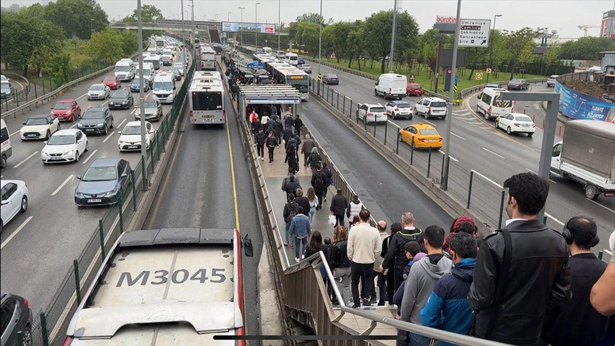 İstanbul'un bazı bölgelerinde haftanın ilk iş günü yağmurun da etkisiyle